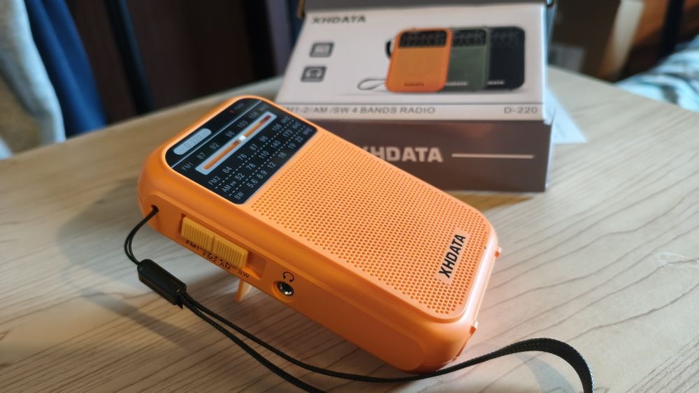 Turystystyczne radio kieszonkowe Xhdata D-220 FM AM SW