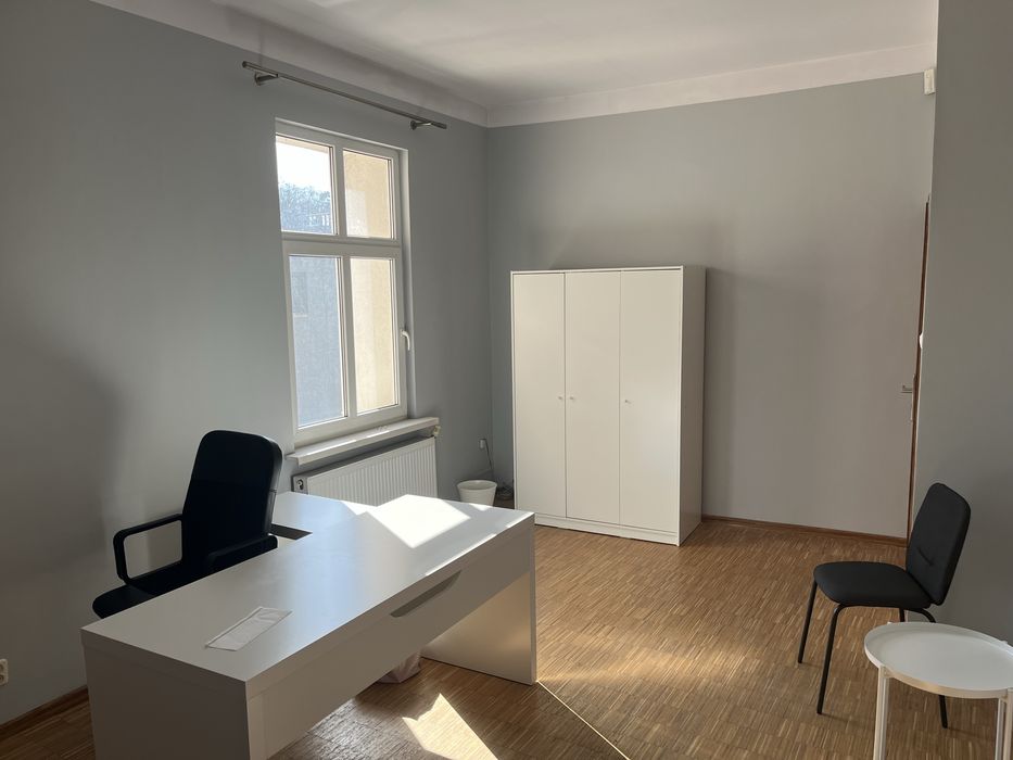 Pomieszczenie biurowe 950 zl z wszystkimi opłatami w cenie parking