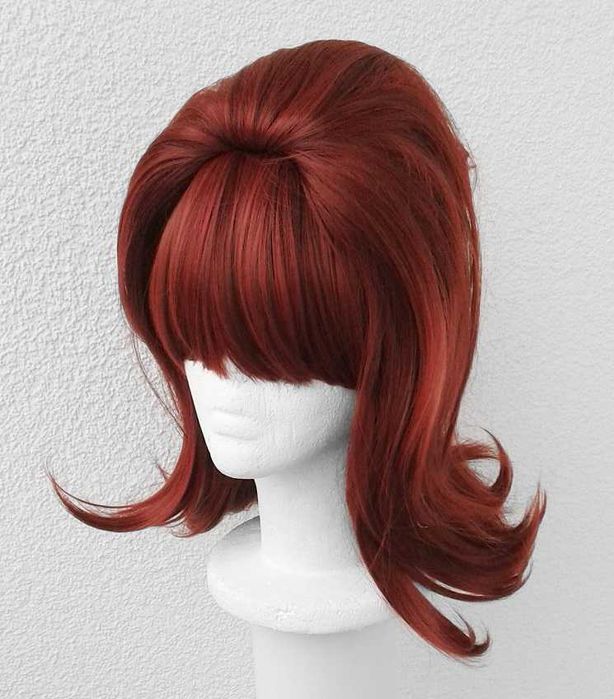 Czerwona peruka fryzura lata 60 70 te natapirowana Peggy Bundy wig