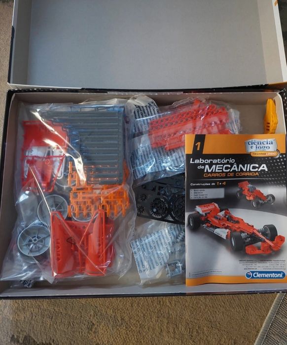 Puzzle de ciências e construção automóvel