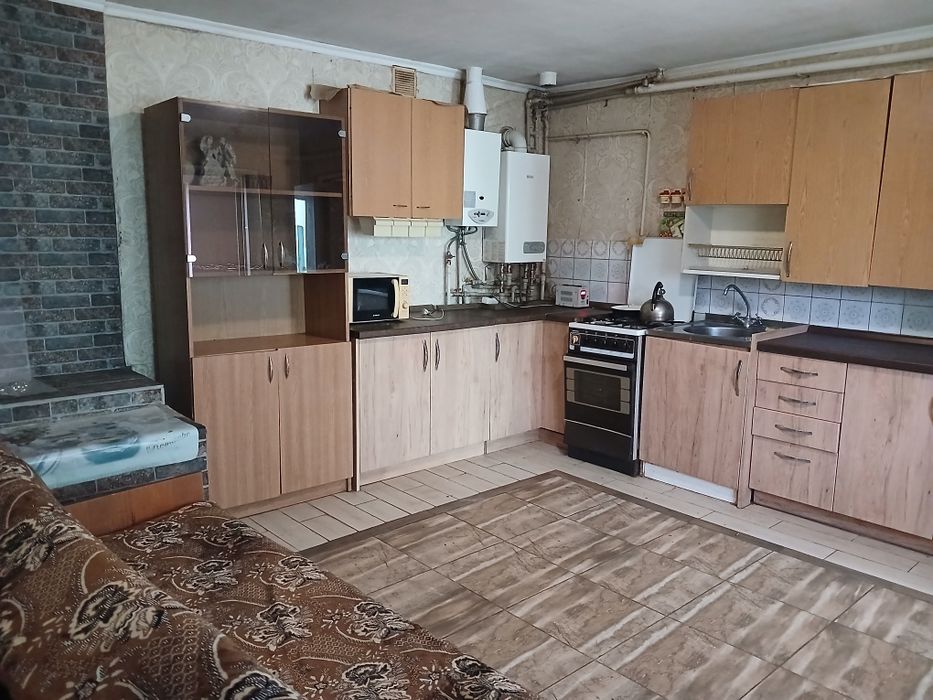 Оренда півбудинка окремий вхід 1 поверх.Загальний двір.