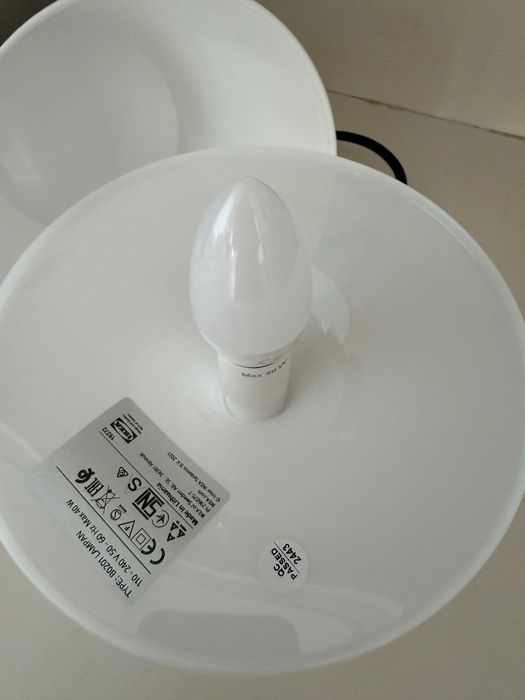 Candeeiro branco Ikea com lâmpada