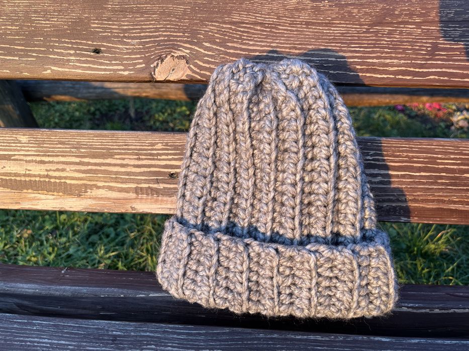 Тепла обʼємна шапка ручної роботи