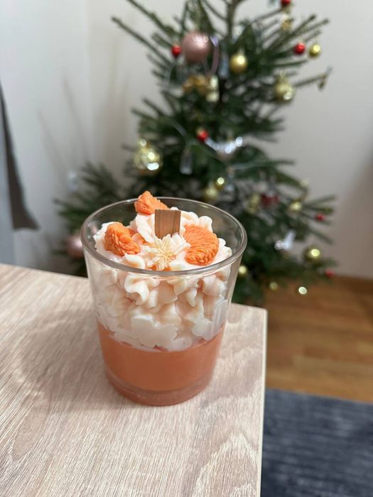 Декоративна новорічна свічка ручної роботи з ароматом  мандарина