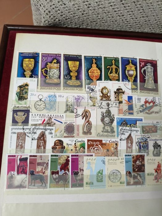 Classificador com 250 selos diferentes temática artefatos históricos