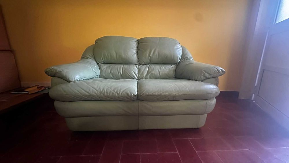 Vende se sofás em bom estado de 3 e 2 lugares. Em couro verde200€