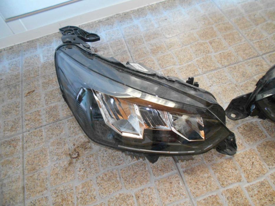 Faróis Led frente esquerdo e direito Peugeot 208 / 2008 de 2023