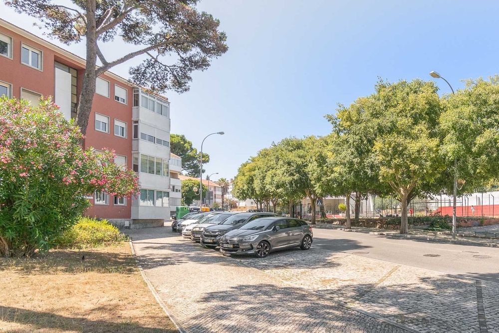 Quarto em apartamento de estudantes Nova SBE - ENTRADA IMEDIATA