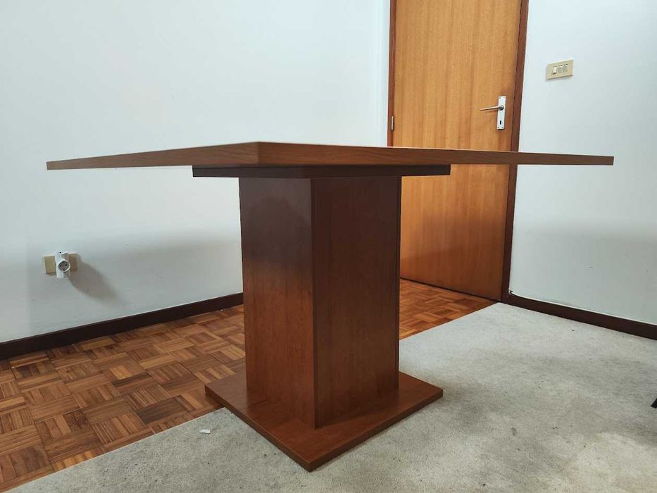 Mesa 1,20 x 1,20m – Elegante, Moderna e em Ótimo Estado!