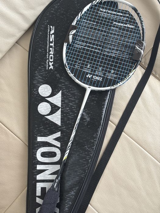 Rakieta Yonex Astrox 99 Tour do badmintona paletka