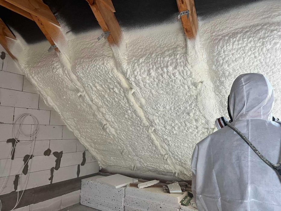 Ocieplanie pianą PUR izolacja pianką poddasze strop fundamenty piwnice