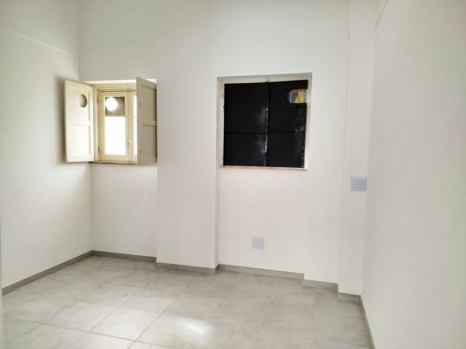 Loja às portas de Lisboa ( Damaia de cima) Amadora, Águas Livres