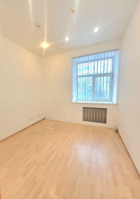 Без комиссии 1этаж  Аренда 20м2  м.Дворец Украины-5мин Отопление  есть