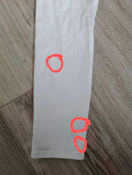 Białe spodnie z kwiatowym haftem