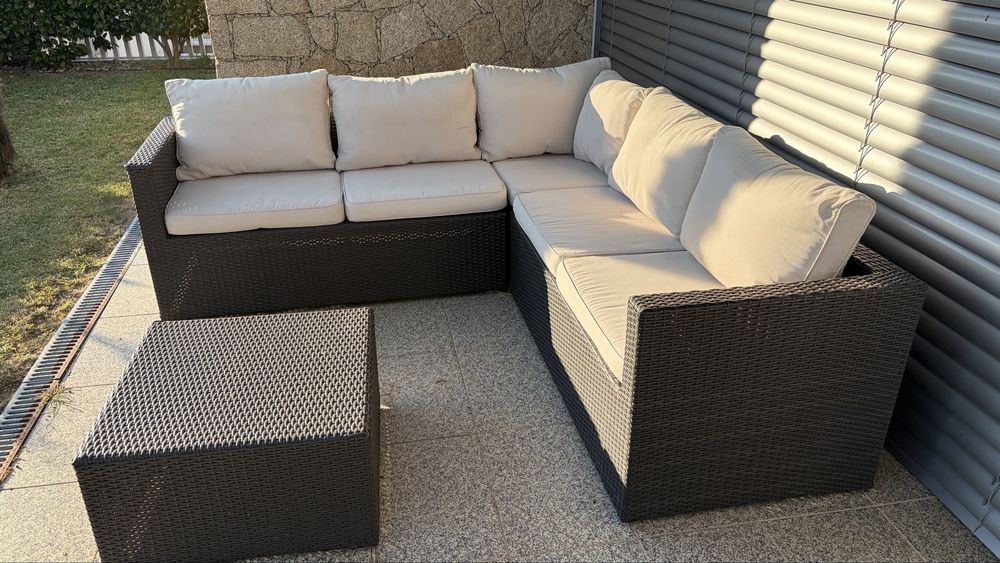 Sofa de jardim com almofadas