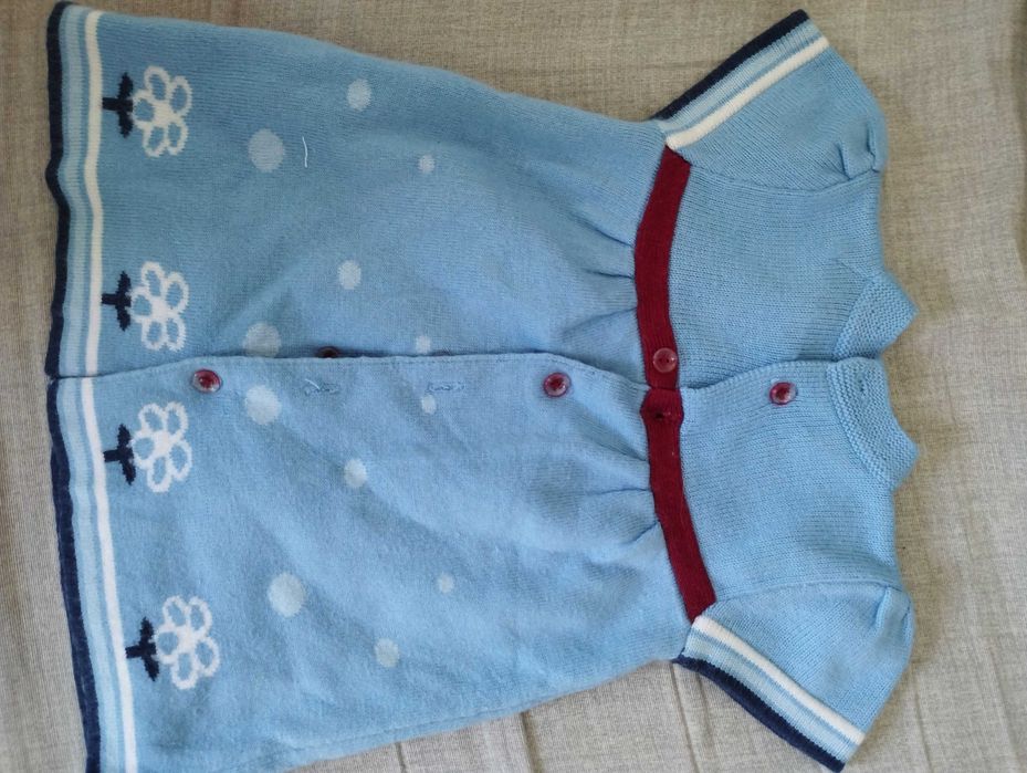 vestido de malha azul com flores bebé