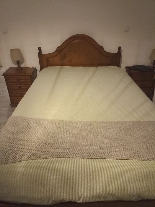 Cama e mesas de cabeceira de madeira