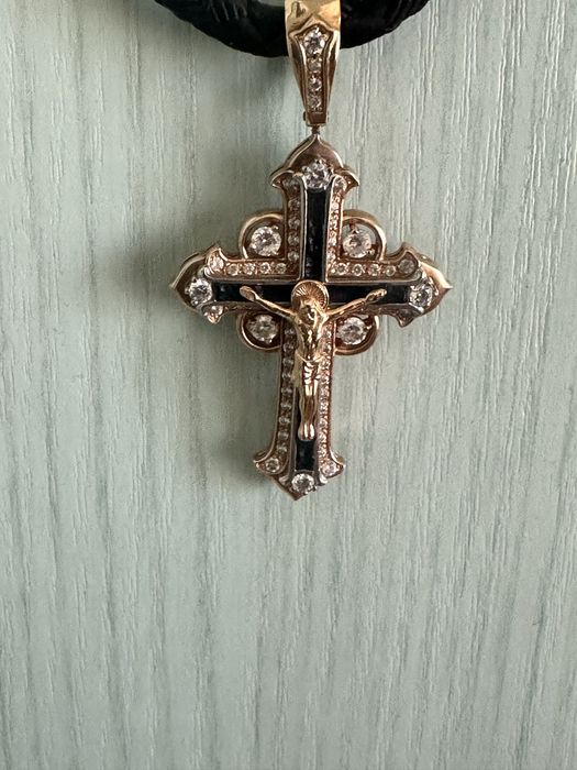 Золотой крест со вставками