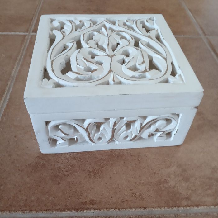 Szkatułka na biżuterię.