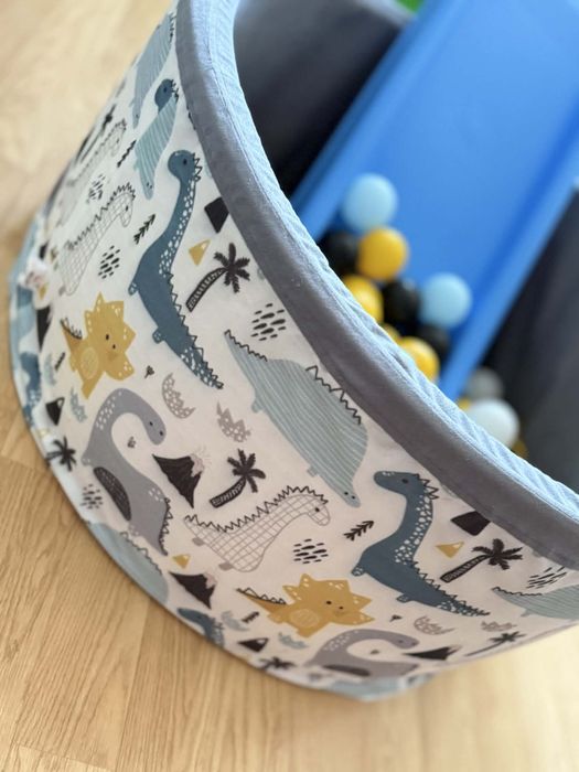 Basen z kulkami i zjeżdżalnia