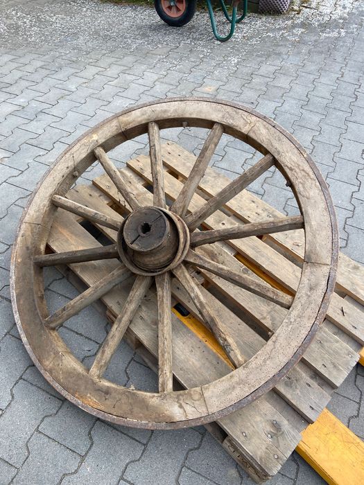 Rodas de madeira e ferro antigas