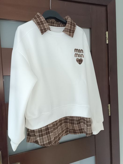 Śmietankowa bluza z kołnierzem w kratę