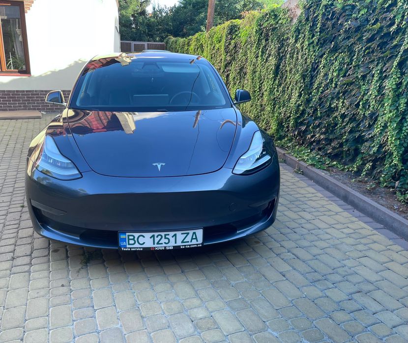Автомобіль Tesla model 3