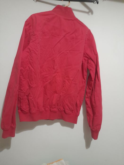 Blusão vermelho usado.