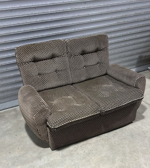 Belíssimo sofá retro em veludo  2 lugares com cama