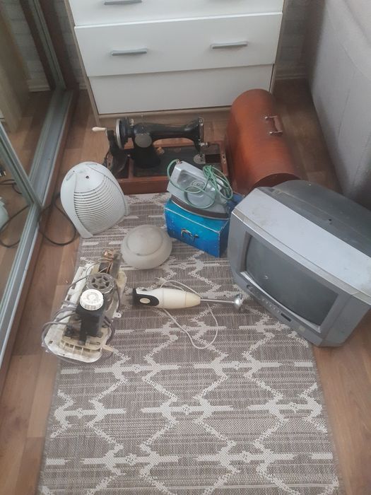 Швейная машинка ретро +набор домашней утвари.Цена договорная