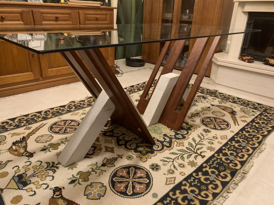 Mesa de sala em madeira e pedra com tampo de vidri