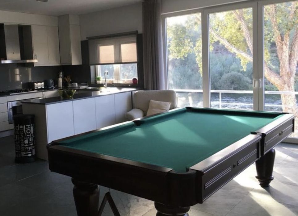 Mesa de Bilhar com 2 conjuntos bolas e suporte parede com tacos