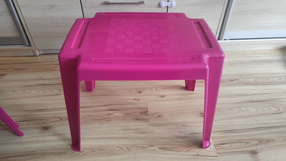Zestaw plastikowy stolik i dwa krzesła dla dzieci