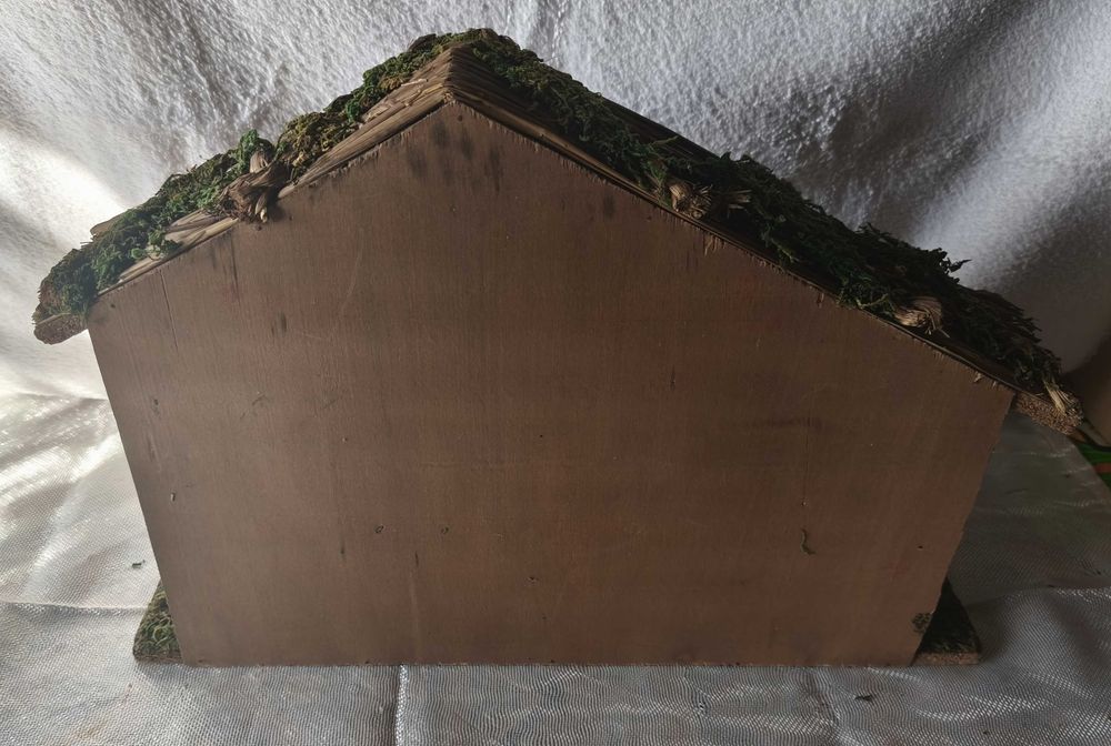 Presépio antigo com 11 peças mais cabana