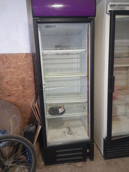 Продам витринные холодильники по 3500.