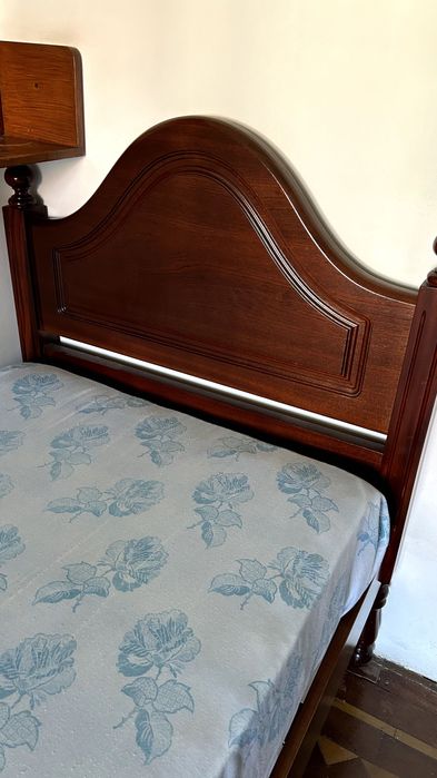 Cama de solteiro em madeira