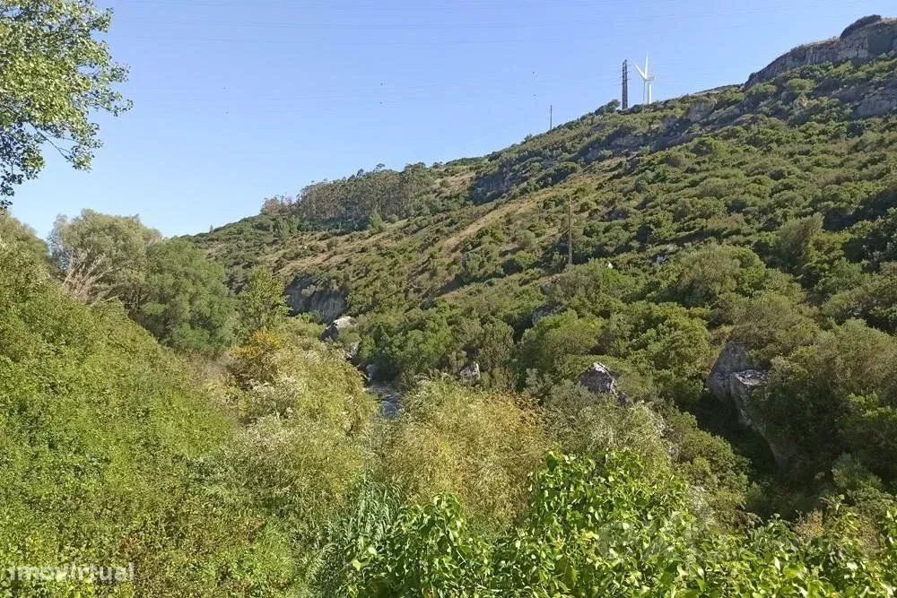 Terreno com edifícios junto ao rio Trancão