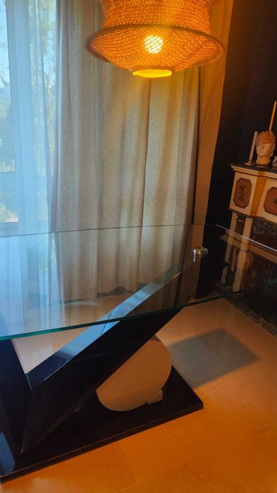 Mesa de jantar em vidro com base escultural moderna