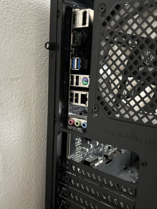 Gabinete e motherboard