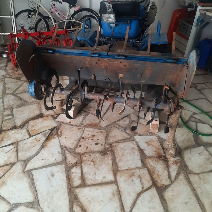 Trator ISEKI   TX 1300 em ótimo estado como novo .Acompanha arados e frezes