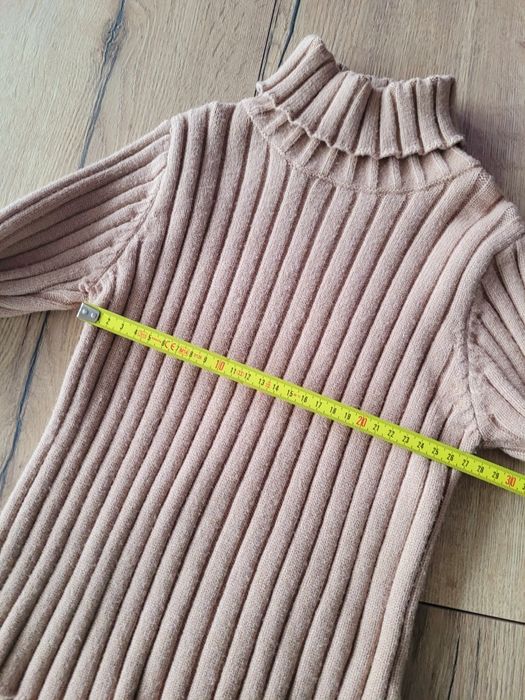 Beżowy sweterek dziewczęcy z golfem, długi , tunika