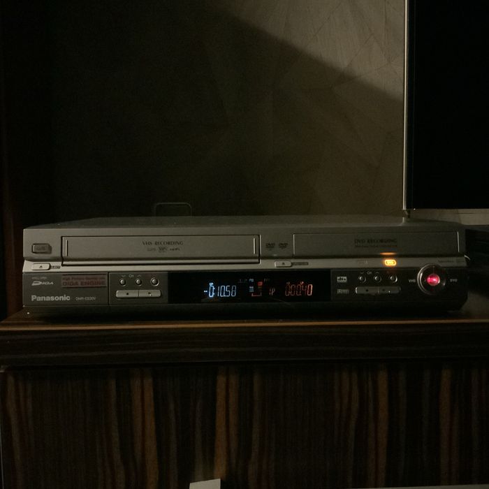 Magnetowid VHS Panasonic DMR-ES30V HI-Fi nagrywarka DVD przegrywanie