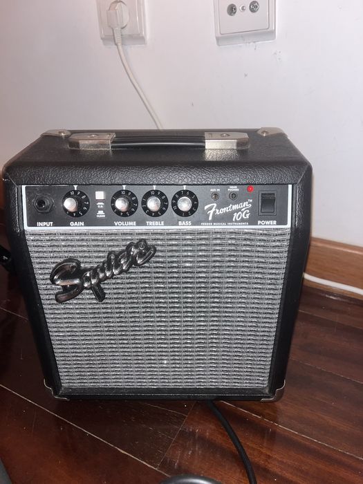 Guitarra Fender + amplificador + tripé