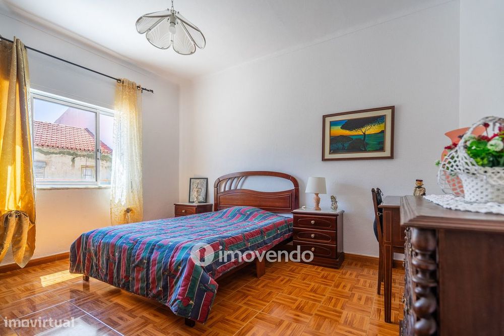 Moradia T4 mais Anexo T1, com jardim, na Caparica