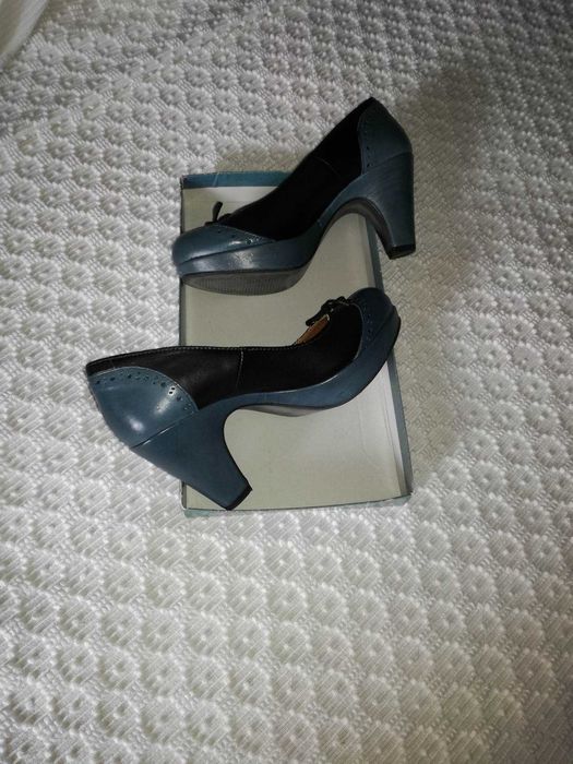 Sapatos de salto alto, em pele, azul petróleo