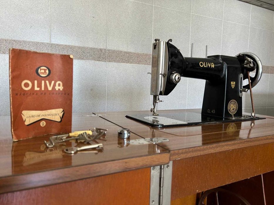 Maquina de costura Oliva a funcionar