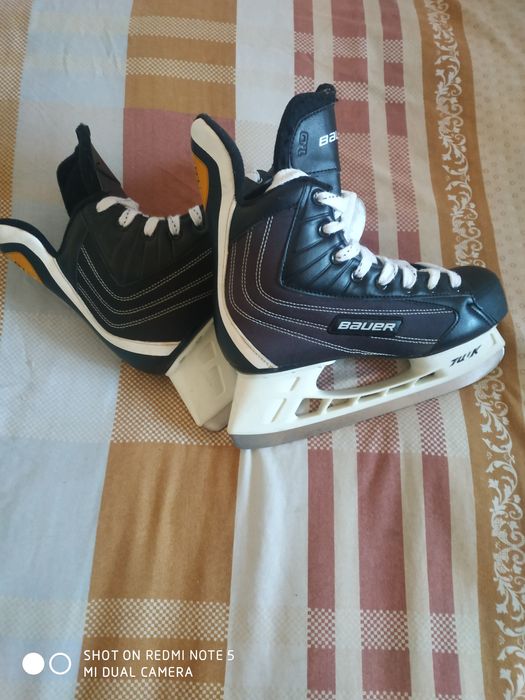 Коньки чорно білі 38-39  в гарному стані