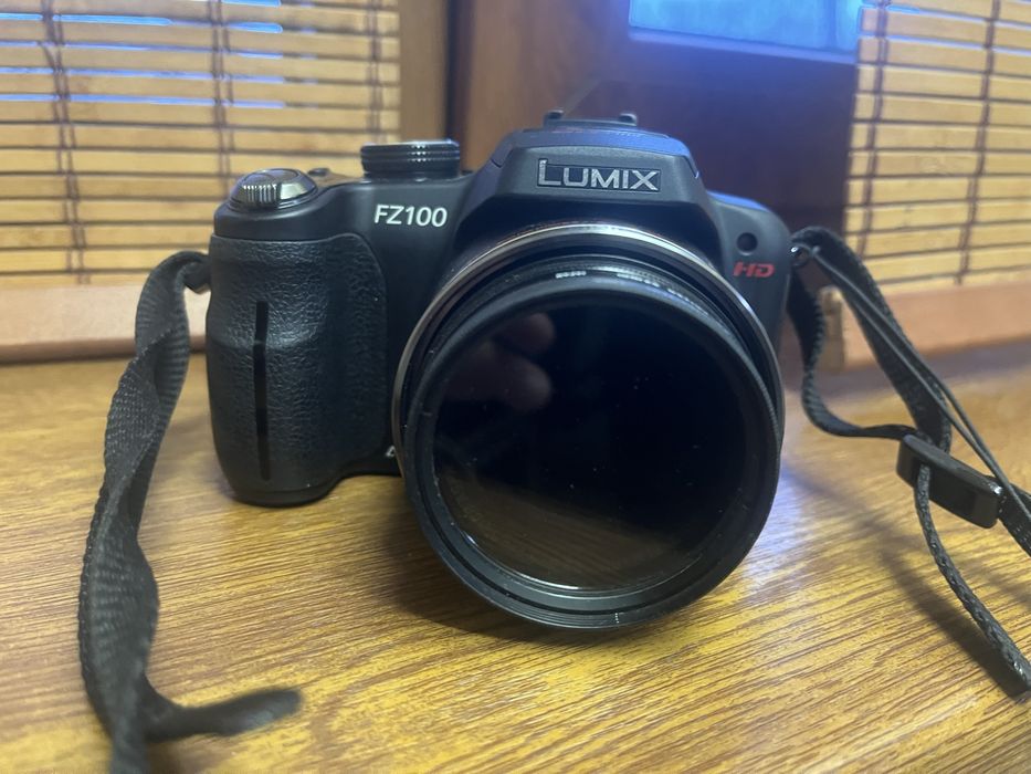 Фотоапарат LUMIX FZ100 стан нового є зарядне і сумочка