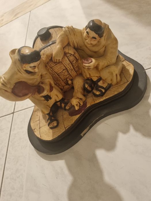 Vende se figuras decorativas com bebida alcoólica inserida dendro