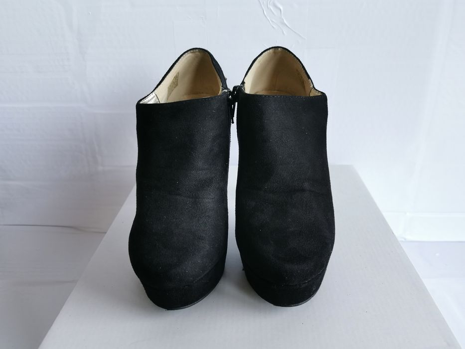 Botins pretos com tachas dourado